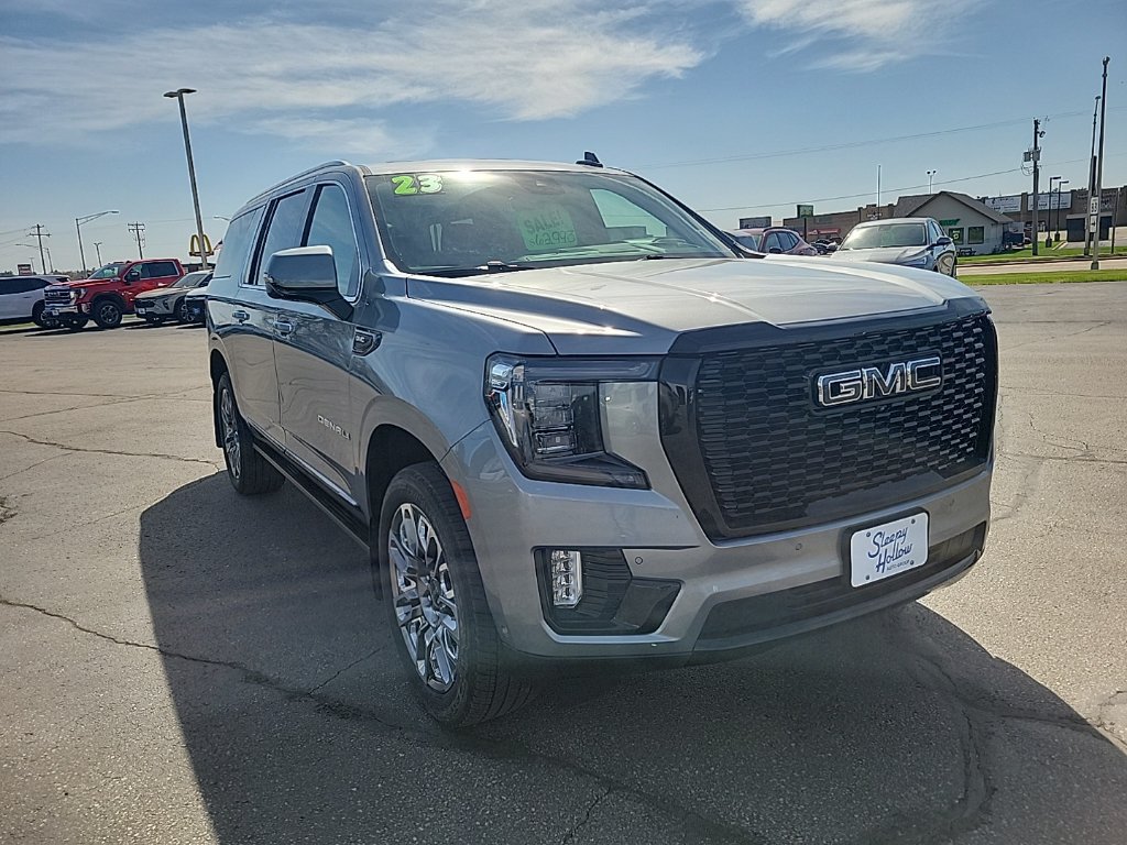 Used 2023 GMC Yukon XL Denali Ultimate AWD/4WD image 3