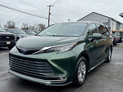 Used 2022 Toyota Sienna XLE image 3