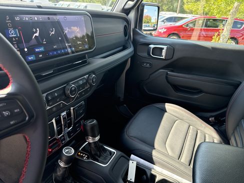 Used 2024 Jeep Gladiator Rubicon w/ Technology Group AWD/4WD image 27