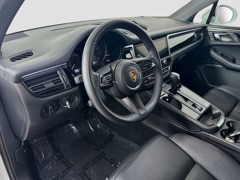 Certified 2025 Porsche Macan image 4