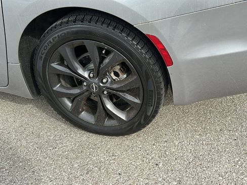 Used 2019 Chrysler Pacifica Touring Plus w/ S Appearance Package image 9