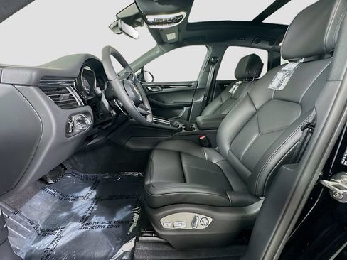 Certified 2026 Porsche Macan AWD/4WD image 5