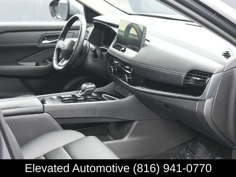 Used 2025 Nissan Rogue SL image 6