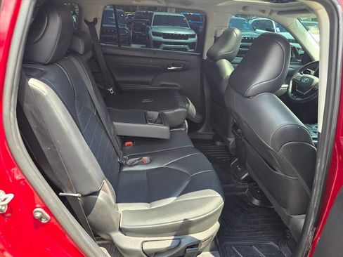 Used 2021 Toyota Highlander XLE FWD image 14