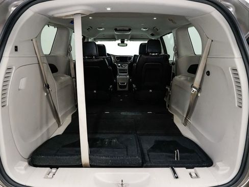 Used 2018 Chrysler Pacifica Touring-L image 32