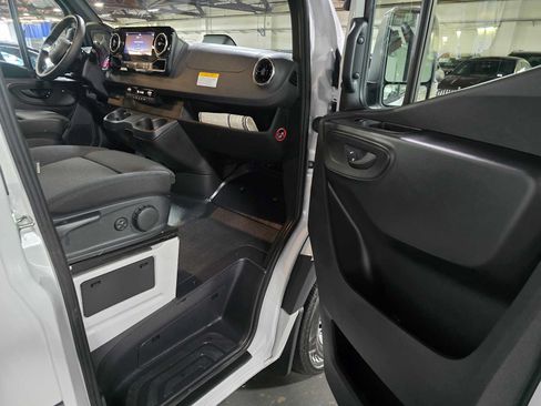 Used 2025 Mercedes-Benz Sprinter 2500 image 13