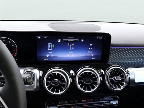 New 2025 Mercedes-Benz GLB 250 4MATIC image 23