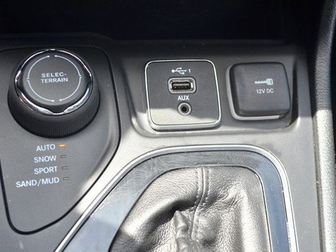 Used 2023 Jeep Cherokee Altitude Lux image 29