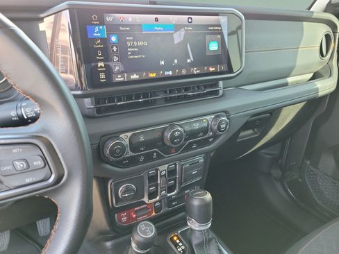 Used 2024 Jeep Gladiator Mojave AWD/4WD image 26