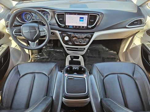 Used 2024 Chrysler Pacifica Touring-L FWD image 22