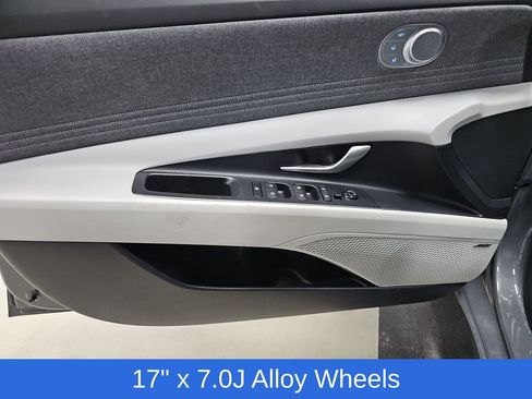 Used 2025 Hyundai Elantra Limited image 11