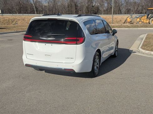 Used 2023 Chrysler Pacifica Limited image 5