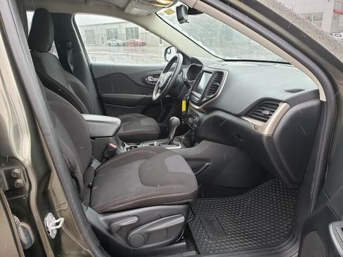 Used 2015 Jeep Cherokee Latitude w/ Cold Weather Group image 18