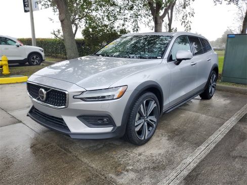 Certified 2025 Volvo V60 B5 Cross Country Plus image 2