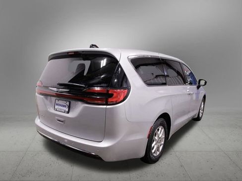 Used 2024 Chrysler Pacifica Touring-L image 7