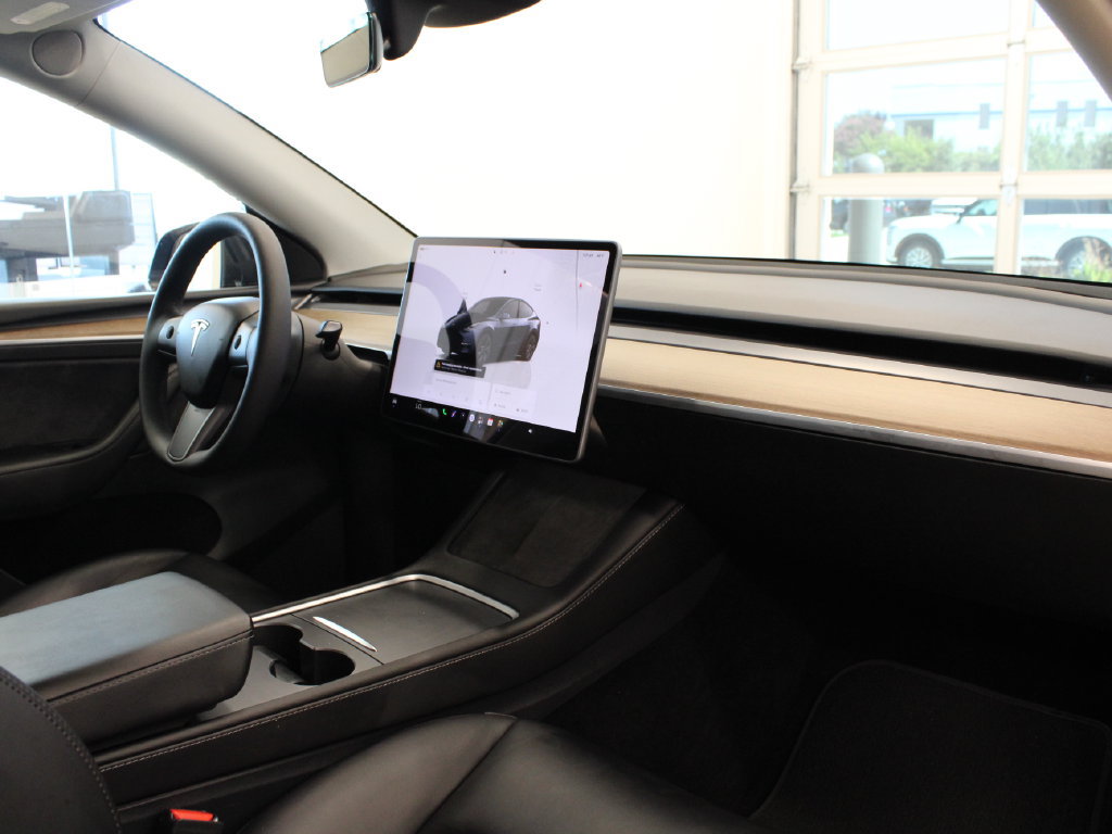 Used 2025 Tesla Model Y Long Range RWD image 14