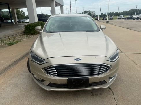 Used 2017 Ford Fusion SE w/ Fusion SE Technology Package FWD image 5
