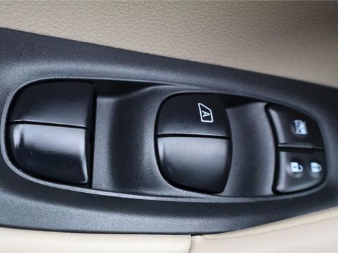 Used 2020 Nissan Rogue SV w/ Premium Package image 14