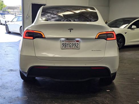 Used 2022 Tesla Model Y Long Range AWD/4WD image 3