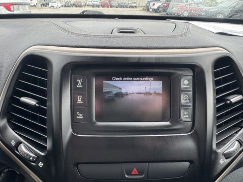 Used 2017 Jeep Cherokee Latitude w/ Cold Weather Group AWD/4WD image 28