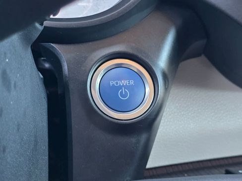 Used 2024 Toyota Sienna XLE FWD image 17