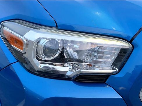 Used 2018 Toyota Tacoma SR5 AWD/4WD image 26