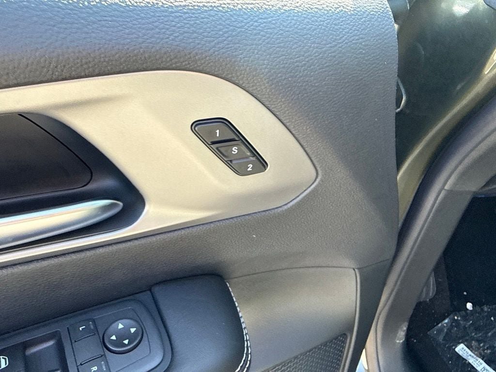 New 2027 Chrysler Pacifica Select FWD image 19