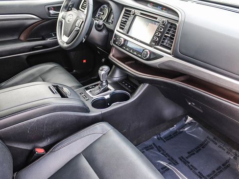 Used 2019 Toyota Highlander Limited Platinum image 17