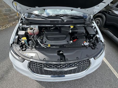 Used 2025 Chrysler Pacifica Select FWD image 28
