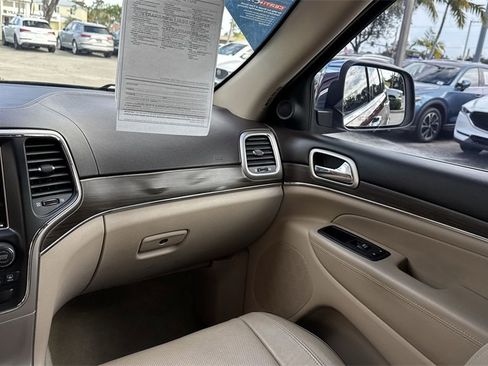 Used 2017 Jeep Grand Cherokee Overland image 16