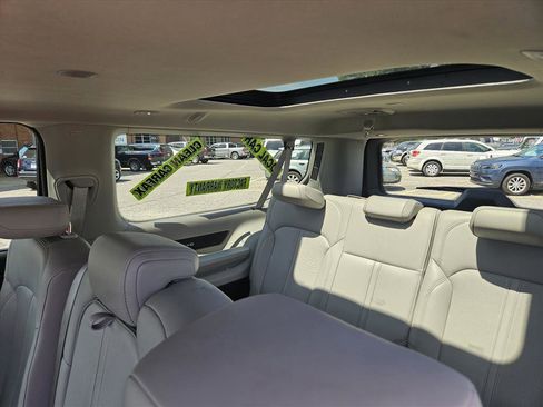 Used 2024 Jeep Wagoneer L 4WD w/ Premium Group I image 17