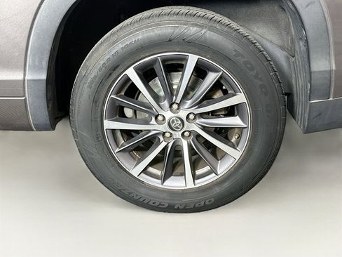 Used 2018 Toyota Highlander XLE image 11