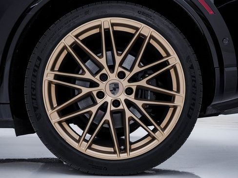 Certified 2025 Porsche Macan Turbo Electric image 13