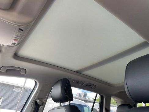 Used 2022 Volkswagen Tiguan SE AWD/4WD image 41