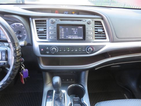 Used 2019 Toyota Highlander LE AWD/4WD image 16