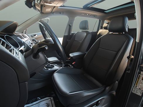 Used 2019 Volkswagen Tiguan SE w/ Panoramic Sunroof Package image 8