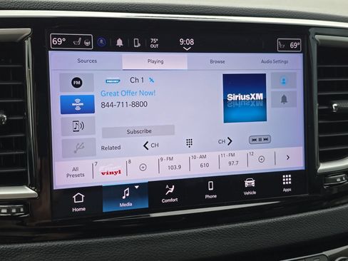 Used 2023 Chrysler Pacifica Touring-L FWD image 3