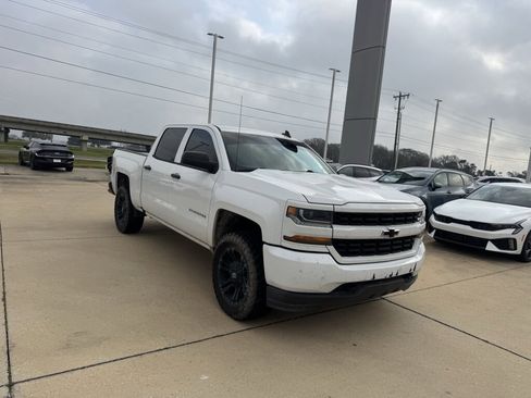 Used 2018 Chevrolet Silverado 1500 Custom w/ Custom Convenience Package image 9