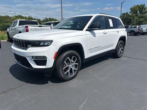 Used 2024 Jeep Grand Cherokee Limited image 4