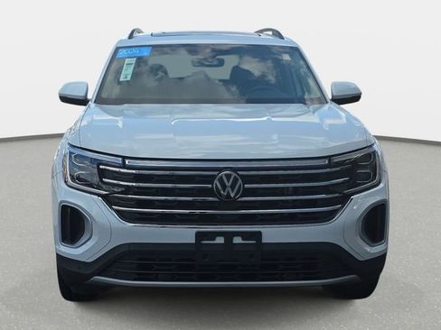 Used 2024 Volkswagen Atlas SE w/ Panoramic Sunroof Package FWD image 2