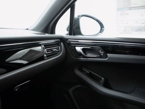 Certified 2026 Porsche Macan AWD/4WD image 31