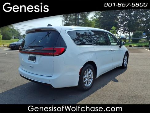 Used 2023 Chrysler Pacifica Touring-L FWD image 5