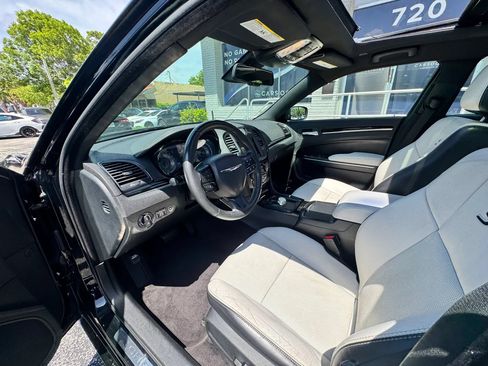 Used 2018 Chrysler 300 S w/ 300S Premium Group RWD image 18