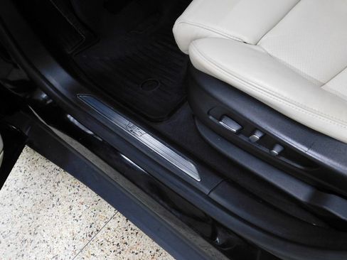 Used 2017 Cadillac XT5 FWD image 22