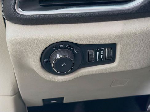 Used 2024 Chrysler Pacifica Limited FWD image 17