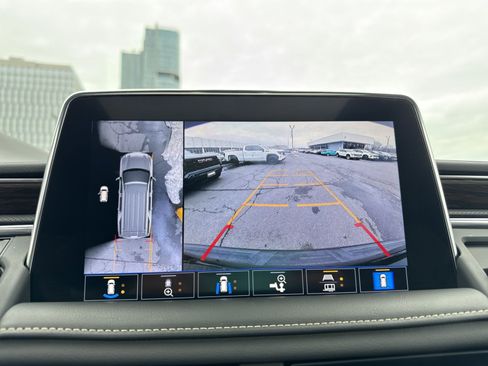 Used 2021 Chevrolet Suburban Premier w/ Premium Package image 19