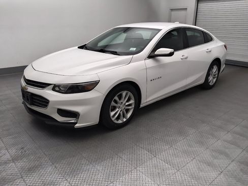 Used 2017 Chevrolet Malibu LT FWD image 2