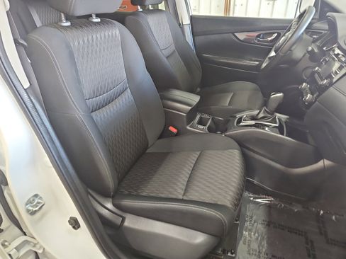 Used 2017 Nissan Rogue SV image 10