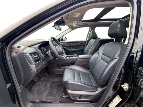 Used 2023 Nissan Rogue SV w/ SV Premium B Package image 2