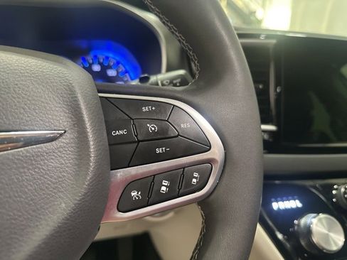 Used 2024 Chrysler Pacifica Touring-L image 15